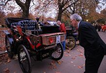  一名老人在倫敦-布萊頓老爺車比賽開始前參觀參賽車輛。（新華社）